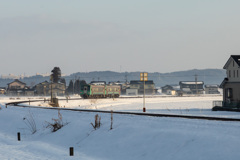 朝日を受けるローカル列車