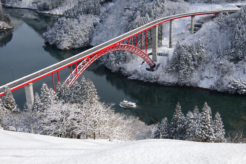 冬の庄川峡（橋の下を進む遊覧船）