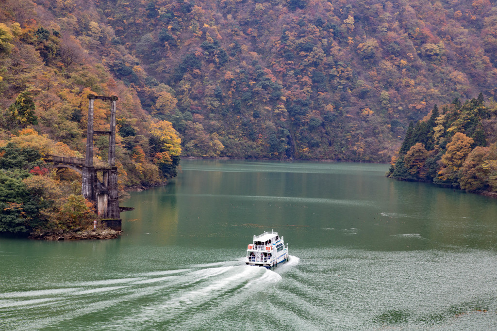 紅葉の峡谷を進む遊覧船