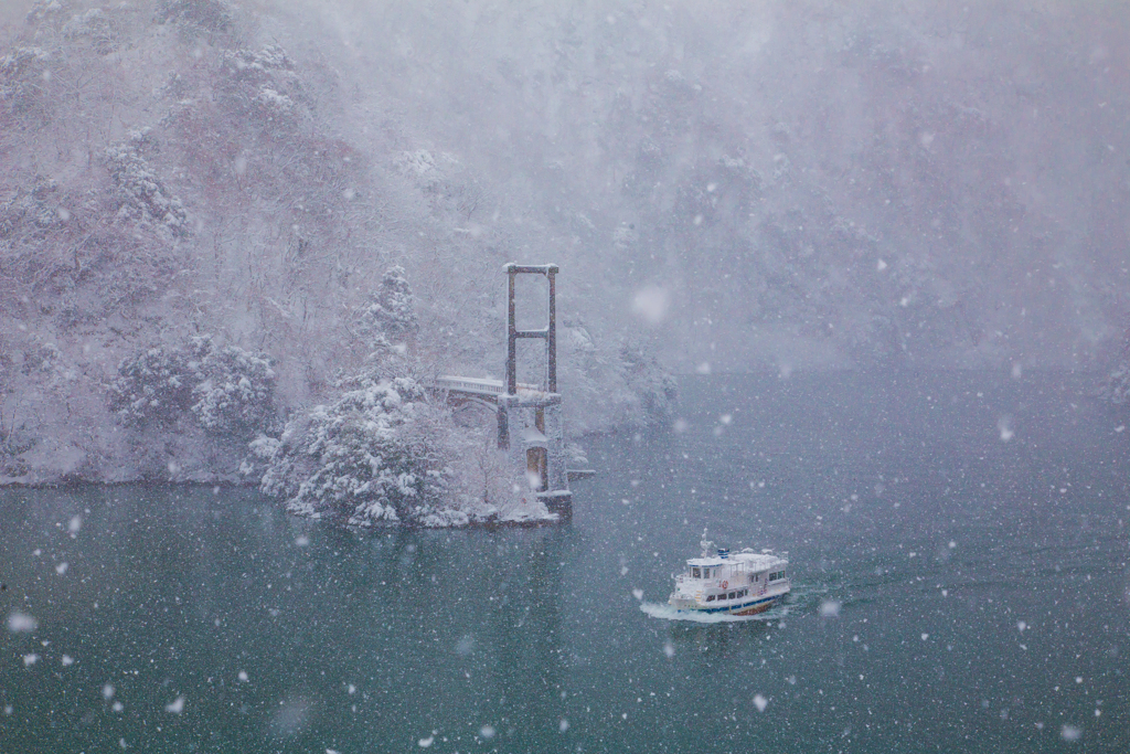 ようやくの雪の庄川狭２