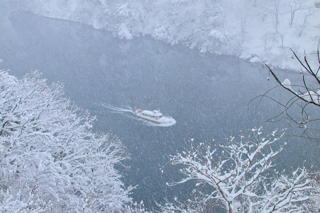 雪降る中を進む