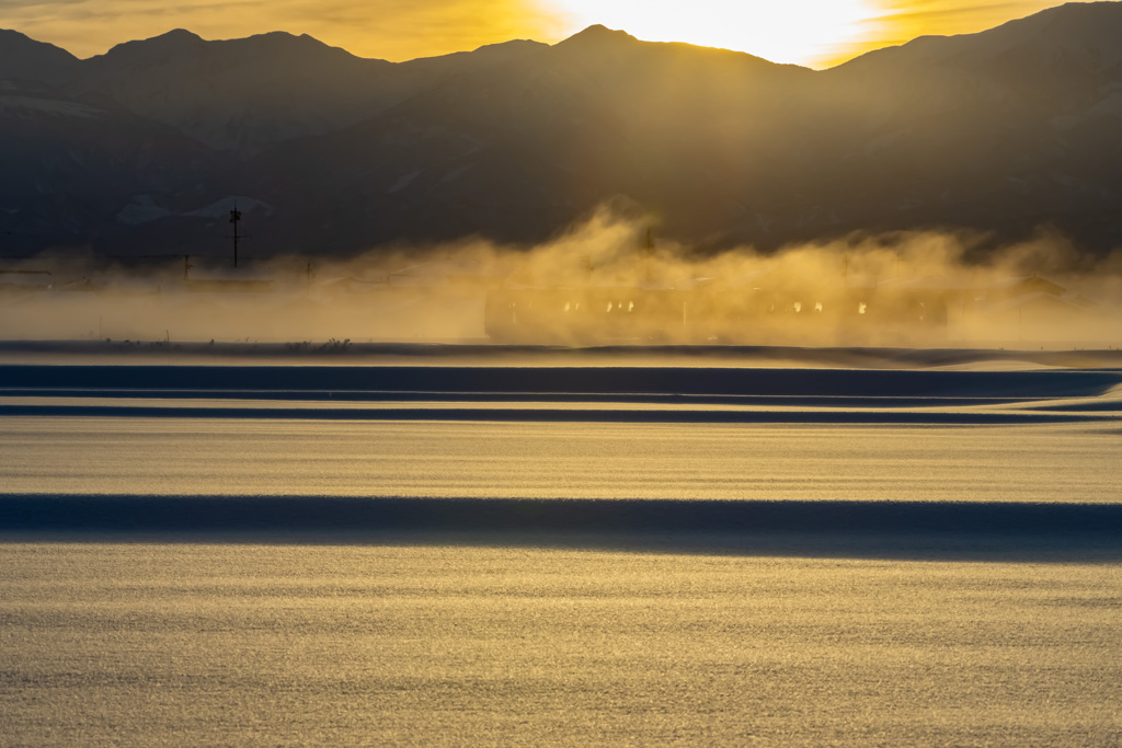日の出、川霧のスクリーン