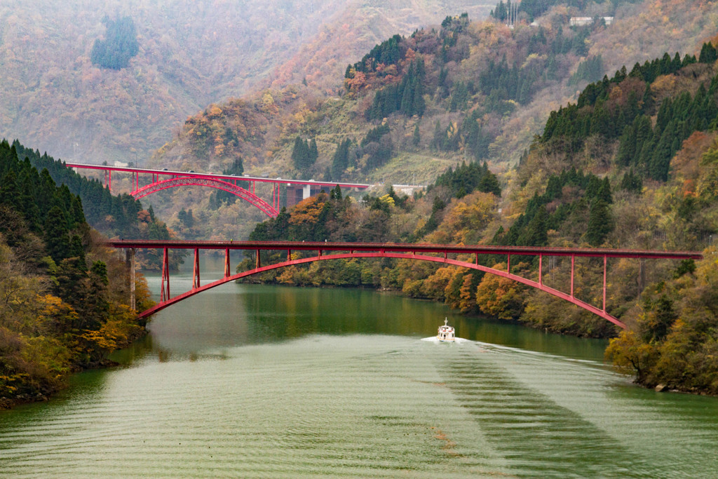 紅葉の庄川狭を観ながら