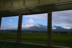 車窓、雲に隠れた妙高山