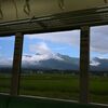 車窓、雲に隠れた妙高山