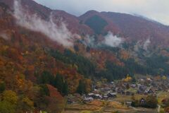 紅葉見頃の白川郷