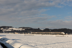 朝日を受けるワイドビュー「ひだ」