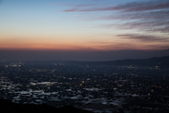 散居村の夜明け