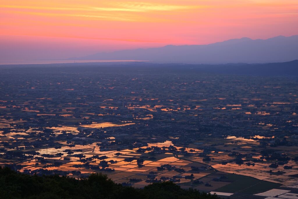 朝焼けに染まる散居村
