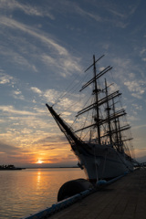海王丸Ⅱと日の出