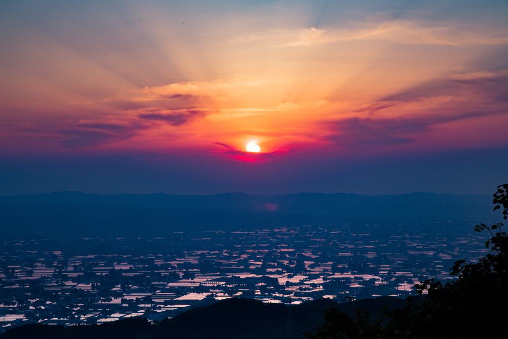 散居村の夕日（光芒）