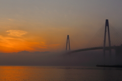 霧にたたずむ新湊大橋