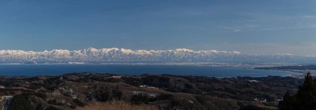 富山湾と北アルプス