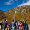 立山大観峰の紅葉を撮る人々
