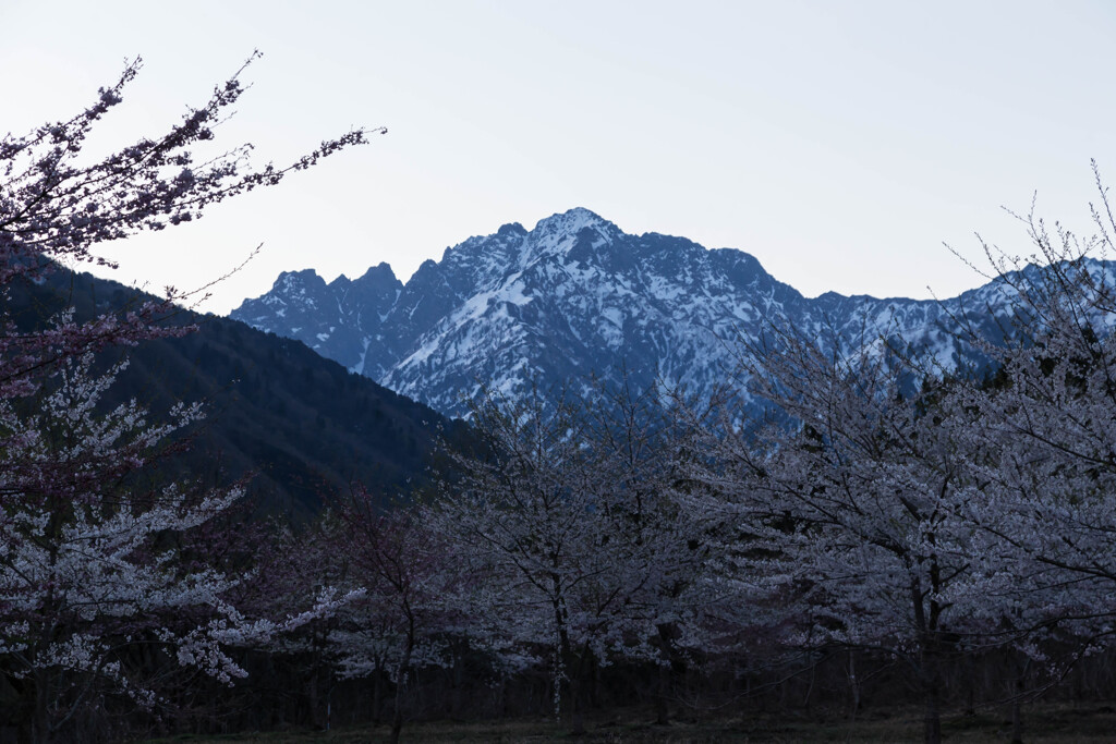 日の出前の剣岳