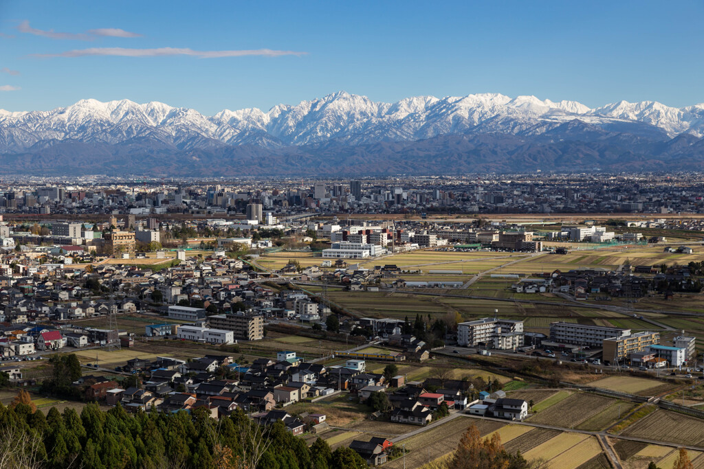 快晴の富山平野に走る