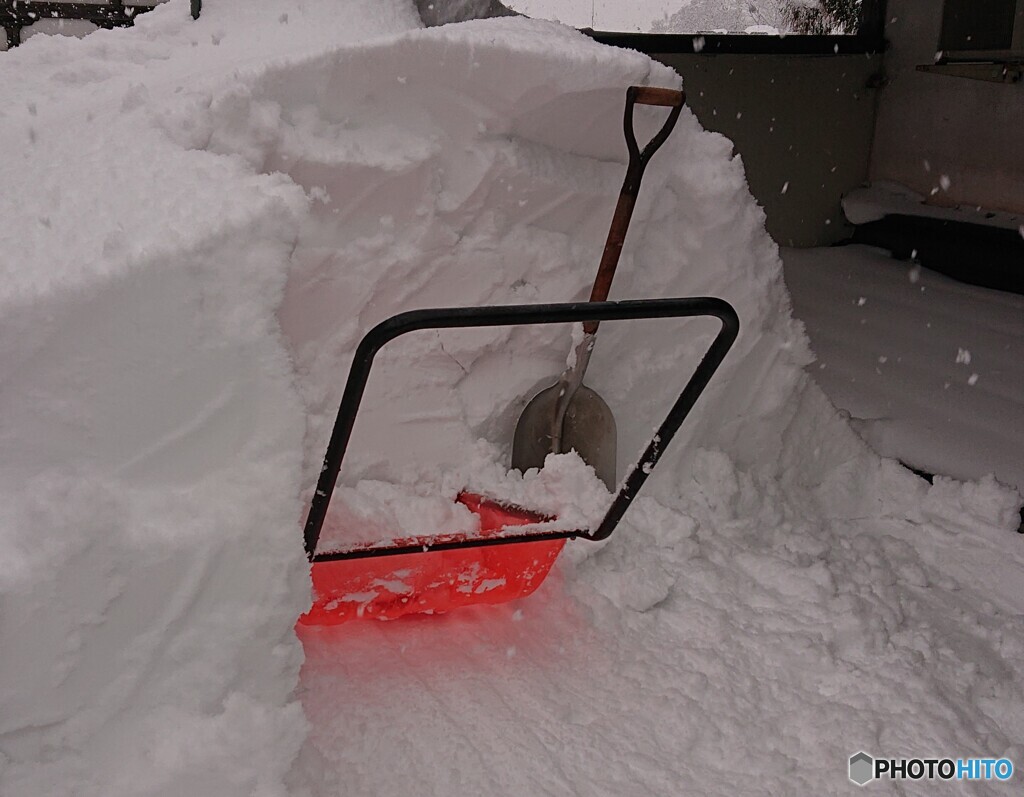 平屋根の雪おろし