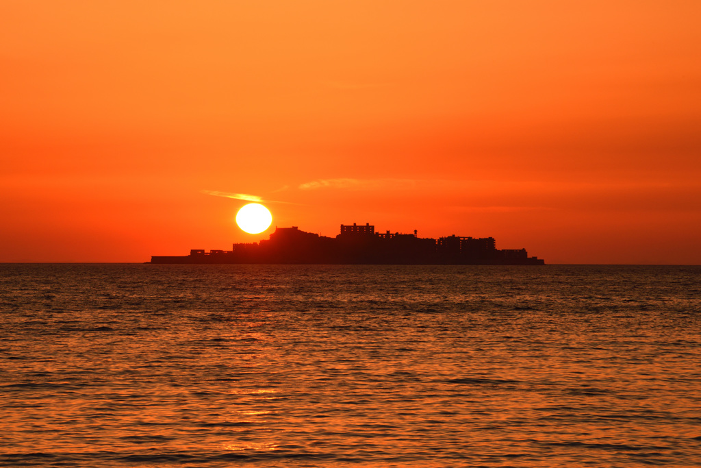 軍艦島と夕陽