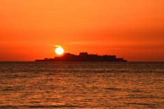 軍艦島と夕陽