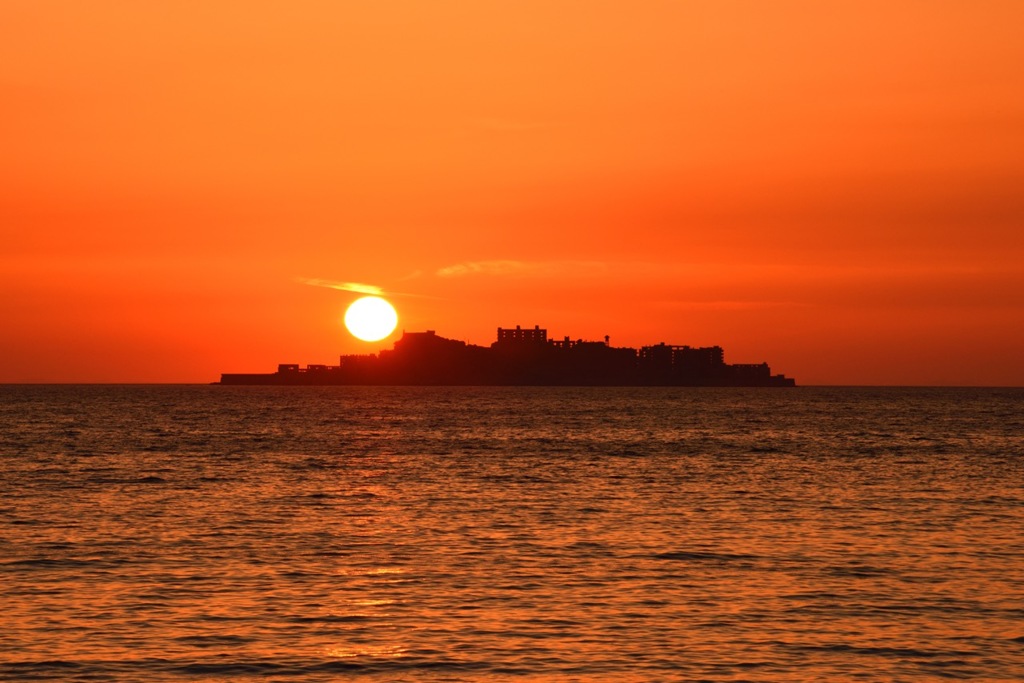 軍艦島と夕日