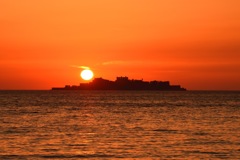 軍艦島と夕日
