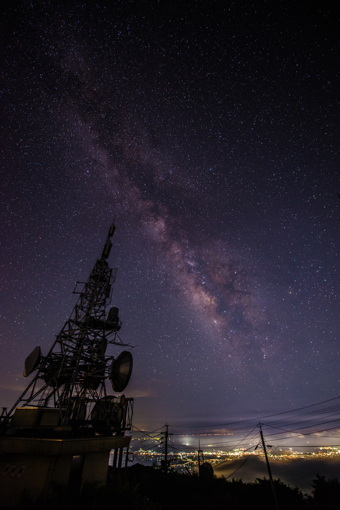 星空と夜景と電波塔＠五家原岳山頂