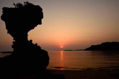 弁天白浜の夕陽　巷では食べかけのりんごらしい。