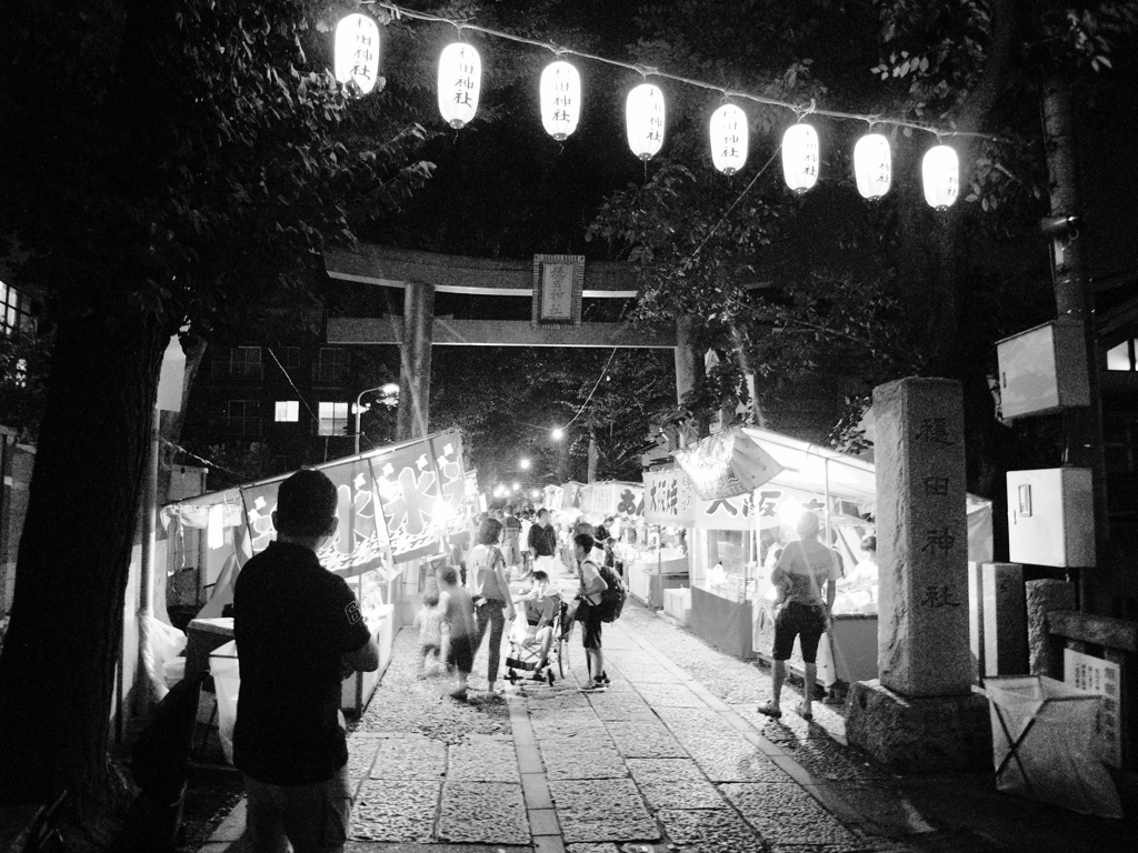 祭り出店の灯