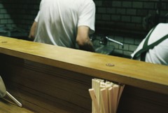 語る背中