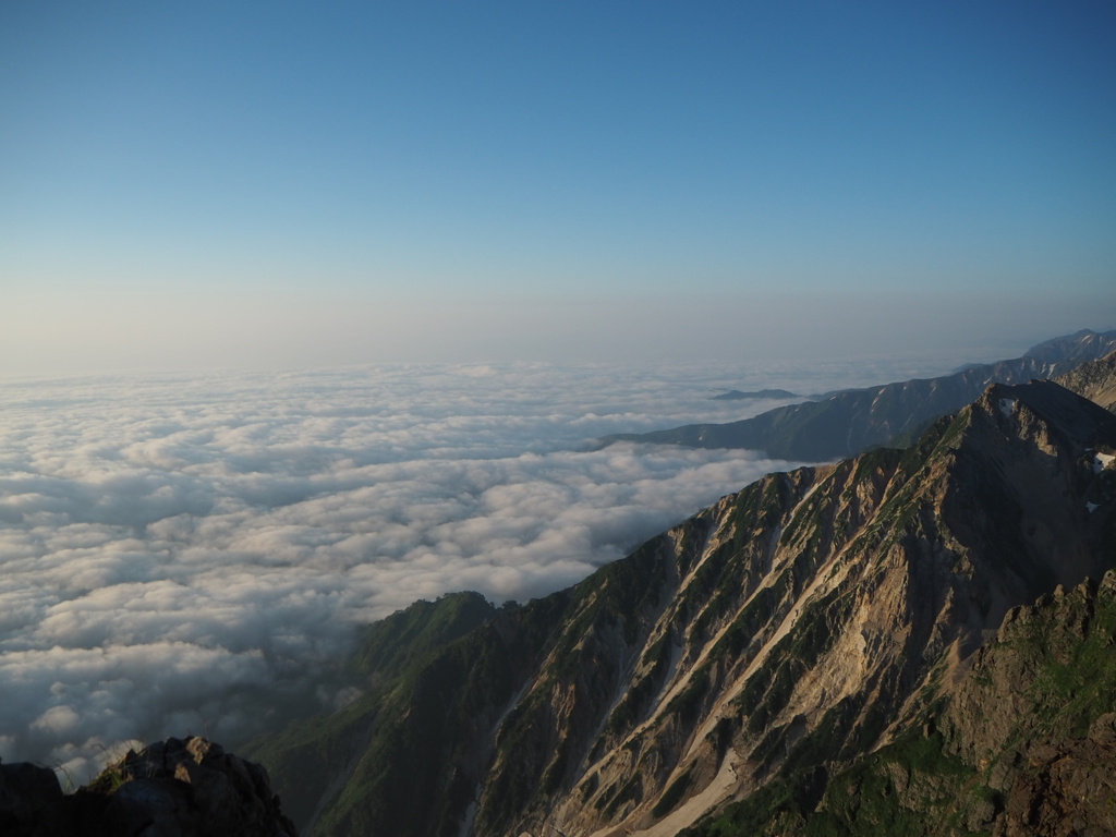 北アルプスの山山肌