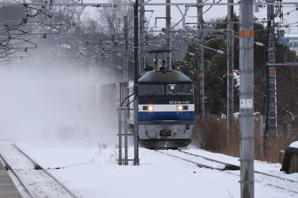 雪煙をあげて