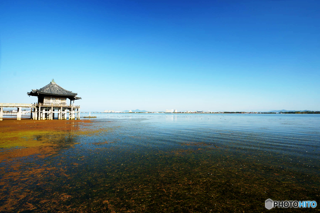 晴れた日の浮御堂