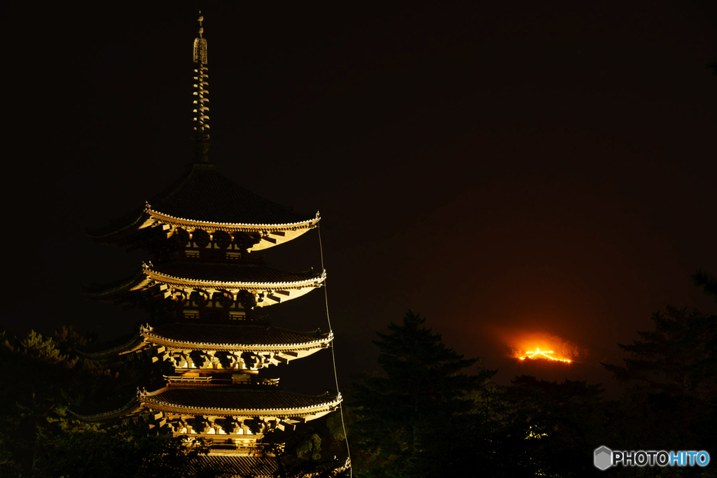 送り火と五重塔