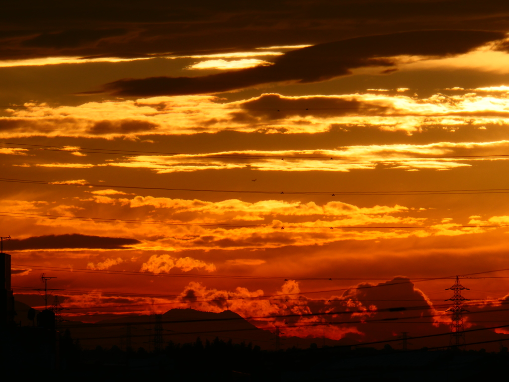 空染めて沈む夕日に秋の風