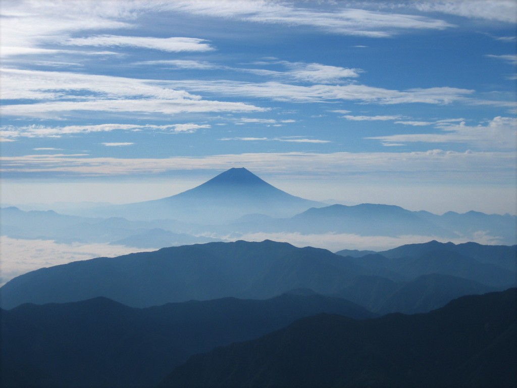 富士の雄姿を北岳山頂から仰ぐ