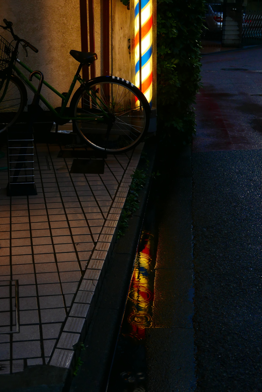 雨傘の下から見える町