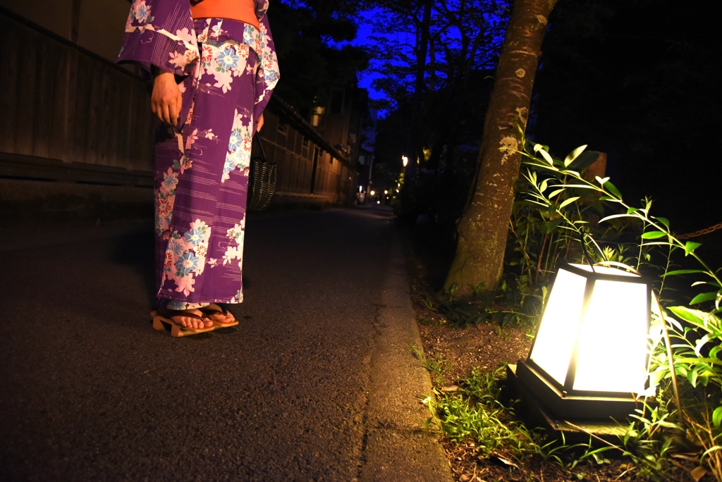 色浴衣で夜の散歩