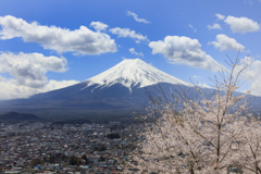 春の富士山と桜とUFO