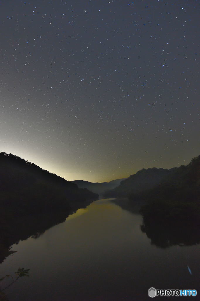 ダム湖と星空