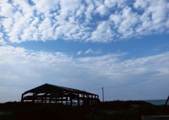 錆びた倉庫と蒼い空