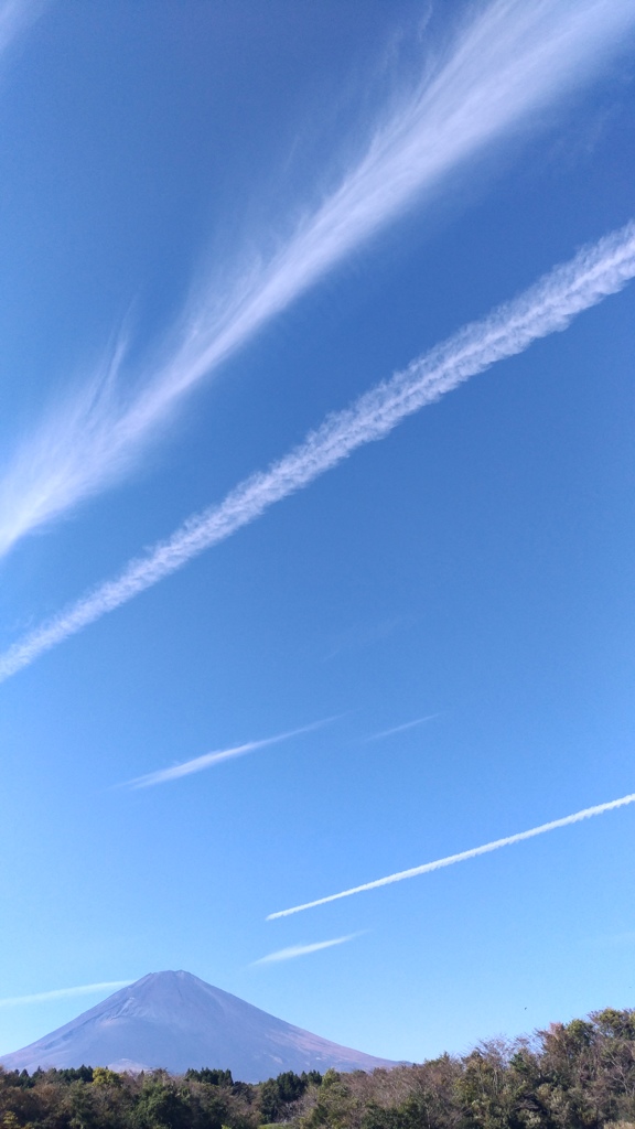 富士には飛行機雲がよく似合う