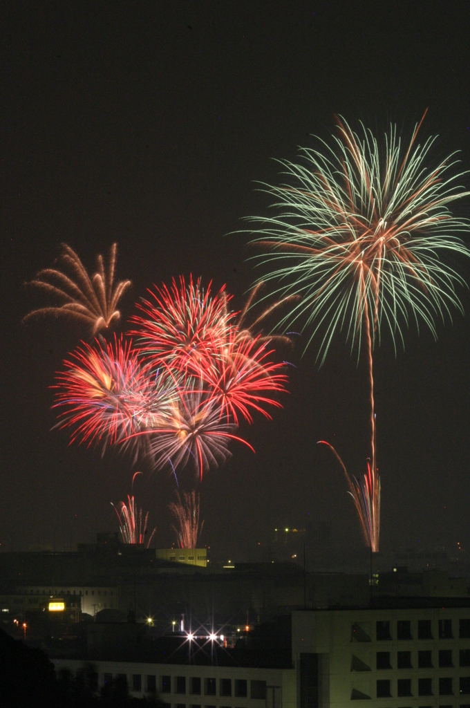 小田原市役所の向こうに花火を見たっ！