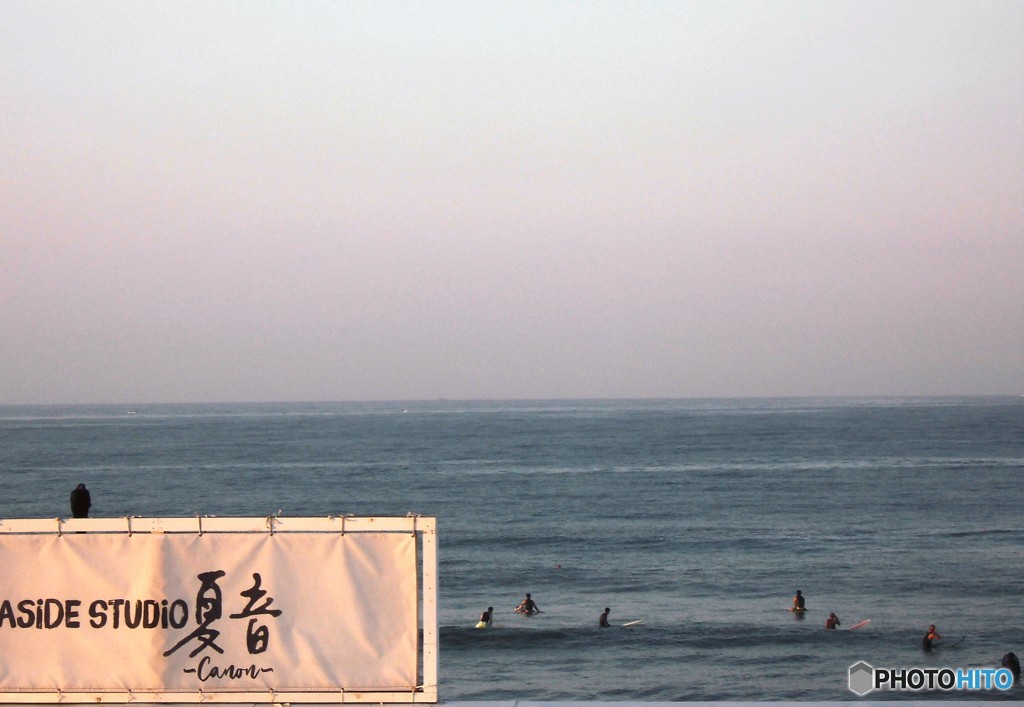 湘南の朝はサーフボードに乗って訪れる