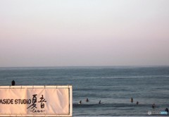 湘南の朝はサーフボードに乗って訪れる