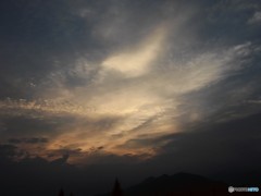 朝が訪れかけた空を見上げて