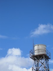 青空と給水塔