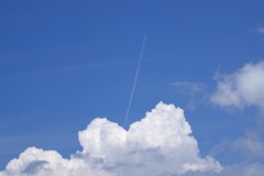 入道雲と飛行機雲