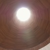 見上げる