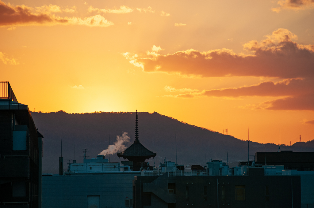 九条の宿の部屋からの東寺の五重塔と夕焼け