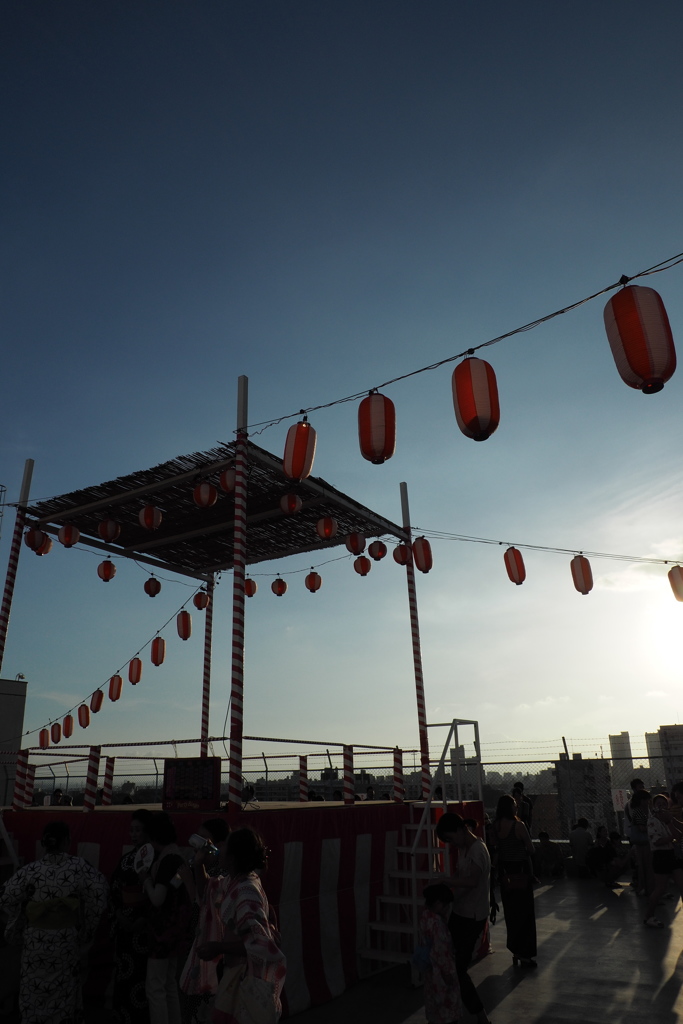 丸井吉祥寺屋上の盆踊り大会開始前